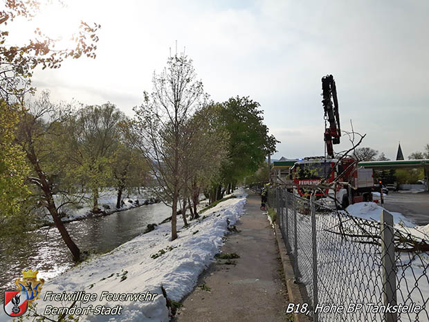 20170420 Großes Aufräumen nach dem Schneechaos auch im Triestingtal Foto: FF Berndorf-Stadt 20170420 Großes Aufräumen nach dem Schneechaos auch im Triestingtal Foto: FF Berndorf-Stadt