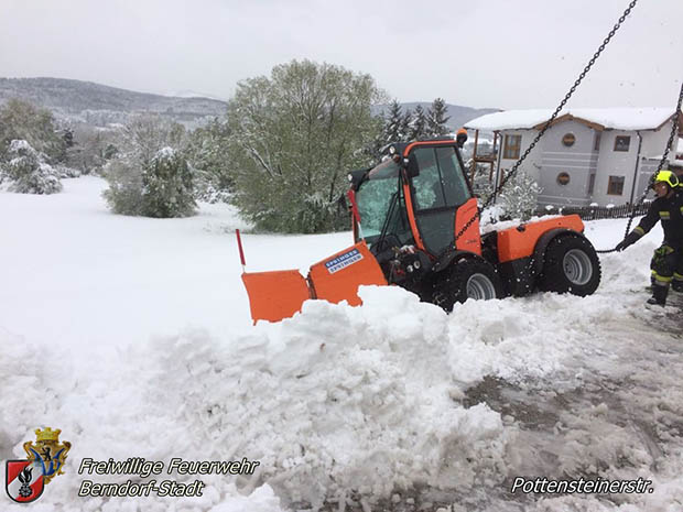 20170420 Groes Aufrumen nach dem Schneechaos auch im Triestingtal  Foto: FF Berndorf-Stadt