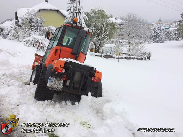 20170420 Groes Aufrumen nach dem Schneechaos auch im Triestingtal  Foto: FF Berndorf-Stadt