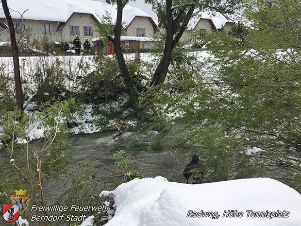 20170420 Groes Aufrumen nach dem Schneechaos auch im Triestingtal  Foto: FF Berndorf-Stadt