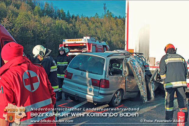 20170425 Auffahrunfall auf der A21 zwischen Heiligenkreuz und Mayerling fordert Todesopfer  Foto: © Freiwillige Feuerwehr Alland