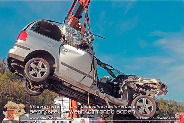 20170425 Auffahrunfall auf der A21 zwischen Heiligenkreuz und Mayerling fordert Todesopfer  Foto: © Freiwillige Feuerwehr Alland