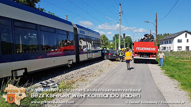 20170514 Pkw prallt gegen Badner Bahn zwischen Tribuswinkel u. Pfaffsttten  Foto:  www.einsatzheld.at