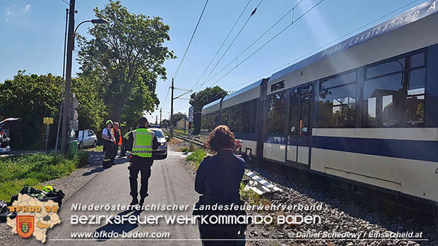 20170514 Pkw prallt gegen Badner Bahn zwischen Tribuswinkel u. Pfaffsttten  Foto:  www.einsatzheld.at