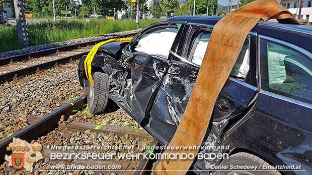 20170514 Pkw prallt gegen Badner Bahn zwischen Tribuswinkel u. Pfaffsttten  Foto:  www.einsatzheld.at