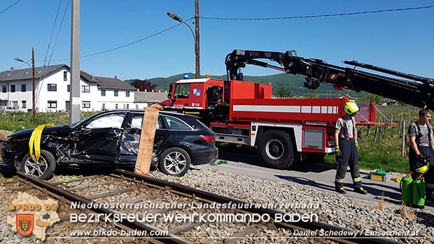 20170514 Pkw prallt gegen Badner Bahn zwischen Tribuswinkel u. Pfaffsttten  Foto:  www.einsatzheld.at