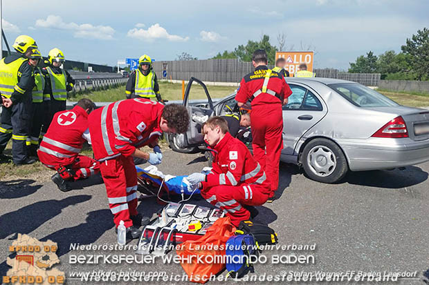 20170514 Fahrzeugberschlag auf der A2 zwischen Baden und Traiskirchen  Foto:  Stefan Wagner FF Baden-Leesdorf