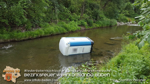 20170612 Vandalen rollten Mobil-WC in den Triestingfluss  Foto:  Freiwillige Feuerwehr Fahrafeld