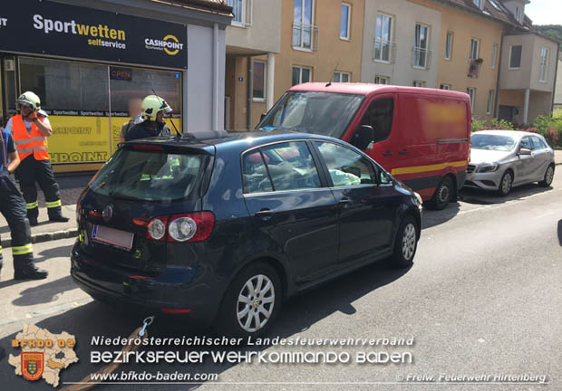 20170618 Fahrzeug prallt im Ortsgebiet von Hirtenberg in geparkten Kleintransporter   Foto:  FF Hirtenberg