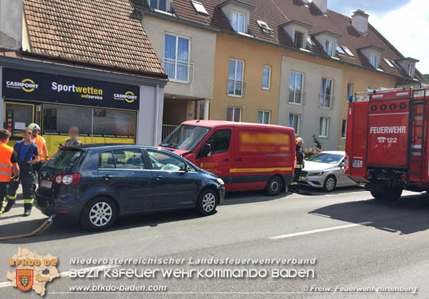 20170618 Fahrzeug prallt im Ortsgebiet von Hirtenberg in geparkten Kleintransporter   Foto: © FF Hirtenberg