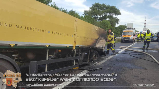 20170725 Brand eines Lkw Anhngers auf der A3 zwischen Ebreichsdorf und Mnchendorf  Foto:  ASB Rene Weiner FF Weigelsdorf