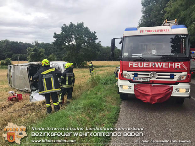 20170726 Kleinbus kom von Fahrbahn ab zwischen Tribuswinkel und Wienersdorf  Foto:   Freiwillige Feuerwehr Tribuswinkel/ Philipp Potz