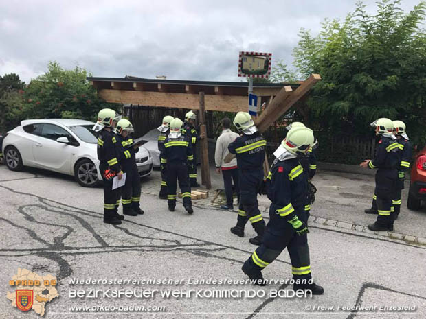 20170726 ungesichertes abgestelltes Fahrzeug machte sich in Enzesfeld selbstndig   Foto:  Freiwillige Feuerwehr Enzesfeld
