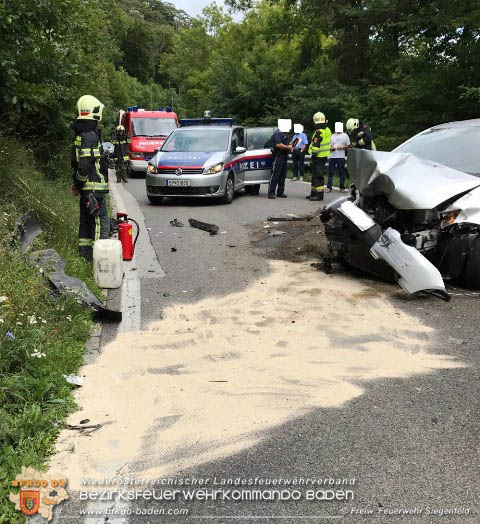 20170726 Verkehrsunfall LB210 Baden-Sattelbach Foto: © Freiwillige Feuerwehr Siegenfeld 20170726 Verkehrsunfall LB210 Baden-Sattelbach Foto: © Freiwillige Feuerwehr Siegenfeld