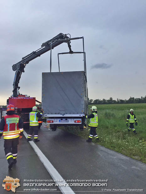 20170727 Bergung eines 3,5 Tonnen schweren Klein-Lkw auf der A2 Richtungsfahrbahn Wien  Foto:  Freiwillige Feuerwehr Traiskirchen-Stadt