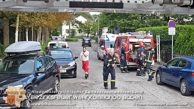 20170728 Rauchfangkehrer strzt durch Dach eines Mehrparteienhaus in Baden Ortsteil Weikersdorf  Foto:  FF Baden-Stadt/Stefan Schneider
