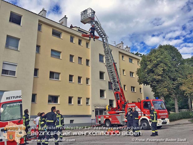 20170728 Rauchfangkehrer strzt durch Dach eines Mehrparteienhaus in Baden Ortsteil Weikersdorf  Foto:  FF Baden-Stadt/Markus Prendinger