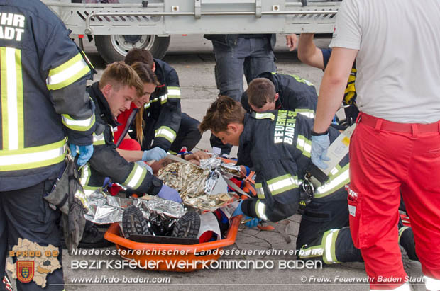 20170728 Rauchfangkehrer strzt durch Dach eines Mehrparteienhaus in Baden Ortsteil Weikersdorf  Foto:  FF Baden-Stadt/Fritz Beichbuchner