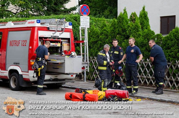 20170728 Rauchfangkehrer strzt durch Dach eines Mehrparteienhaus in Baden Ortsteil Weikersdorf  Foto:  FF Baden-Stadt/Fritz Beichbuchner