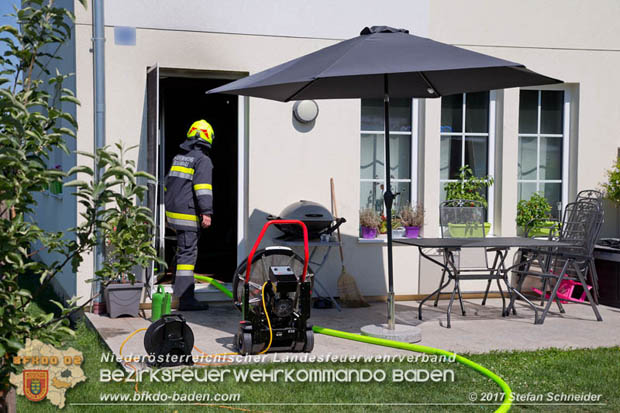 20170815 Küchenbrand in Reihen Wohnhaus in Blumau-Neurißhof Foto: © Stefan Schneider BFK Baden 20170815 Küchenbrand in Reihen Wohnhaus in Blumau-Neurißhof Foto: © Stefan Schneider BFK Baden