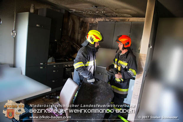 20170815 Küchenbrand in Reihen Wohnhaus in Blumau-Neurißhof Foto: © Stefan Schneider BFK Baden 20170815 Küchenbrand in Reihen Wohnhaus in Blumau-Neurißhof Foto: © Stefan Schneider BFK Baden