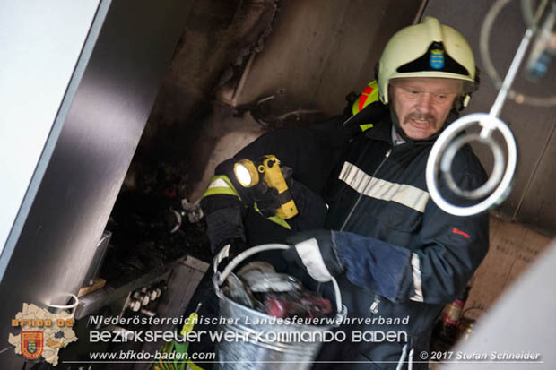 20170815 Küchenbrand in Reihen Wohnhaus in Blumau-Neurißhof Foto: © Stefan Schneider BFK Baden 20170815 Küchenbrand in Reihen Wohnhaus in Blumau-Neurißhof Foto: © Stefan Schneider BFK Baden