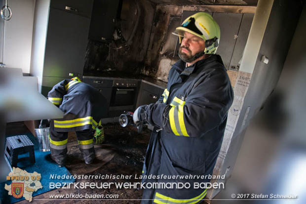 20170815 Küchenbrand in Reihen Wohnhaus in Blumau-Neurißhof Foto: © Stefan Schneider BFK Baden 20170815 Küchenbrand in Reihen Wohnhaus in Blumau-Neurißhof Foto: © Stefan Schneider BFK Baden