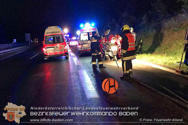 20170819 Fahrzeugberschlag auf der A21 kurz nach Mayerlng RFb Wien  Foto:  Freiwillige Feuerwehr Alland