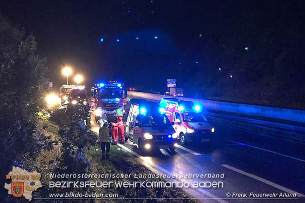 20170819 Fahrzeugüberschlag auf der A21 kurz nach Mayerlng RFb Wien  Foto: © Freiwillige Feuerwehr Alland