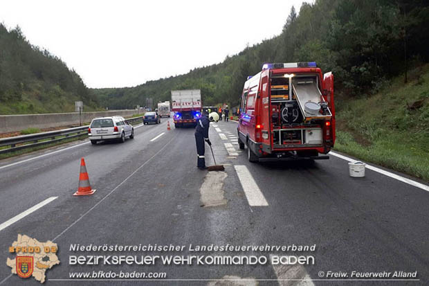 20170819 Fahrzeugüberschlag auf der A21 kurz nach Mayerlng RFb Wien  Foto: © Freiwillige Feuerwehr Alland