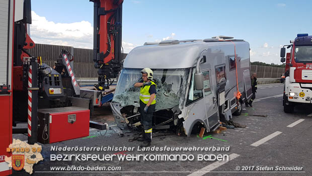 20170820 Frontalzusammensto Wohnmobil gegen Pkw auf der LB17 zwischen Sollenau und Gnselsdorf/Schnau Foto:  Stefan Schneider BFK Baden