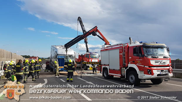 20170820 Frontalzusammensto Wohnmobil gegen Pkw auf der LB17 zwischen Sollenau und Gnselsdorf/Schnau Foto:  Stefan Schneider BFK Baden