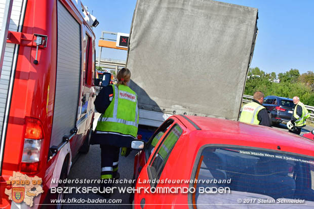 20170831 Pkw stürzt von Brücke auf die Autobahn A2 Höhe Knoten Guntramsdorf Foto: © Stefan Schneider BFK Baden 20170831 Pkw stürzt von Brücke auf die Autobahn A2 Höhe Knoten Guntramsdorf Foto: © Stefan Schneider BFK Baden