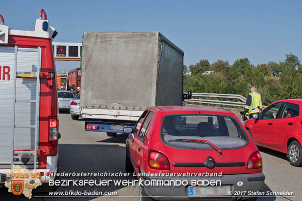 20170831 Pkw stürzt von Brücke auf die Autobahn A2 Höhe Knoten Guntramsdorf Foto: © Stefan Schneider BFK Baden 20170831 Pkw stürzt von Brücke auf die Autobahn A2 Höhe Knoten Guntramsdorf Foto: © Stefan Schneider BFK Baden