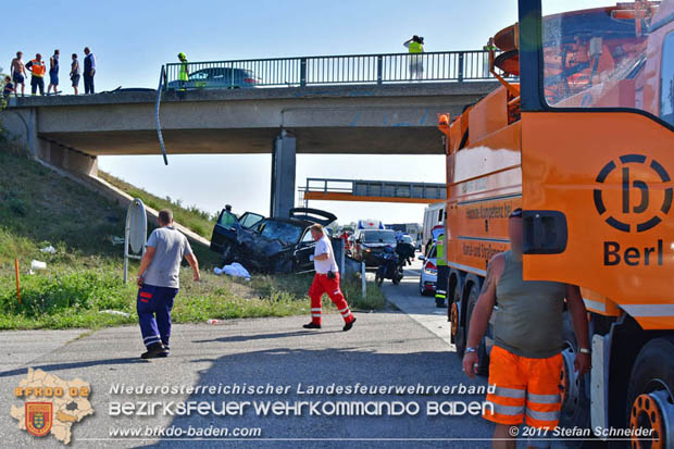 20170831 Pkw stürzt von Brücke auf die Autobahn A2 Höhe Knoten Guntramsdorf Foto: © Stefan Schneider BFK Baden 20170831 Pkw stürzt von Brücke auf die Autobahn A2 Höhe Knoten Guntramsdorf Foto: © Stefan Schneider BFK Baden
