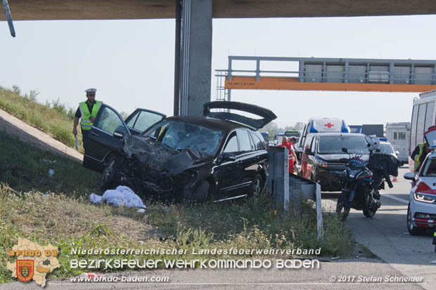 20170831 Pkw stürzt von Brücke auf die Autobahn A2 Höhe Knoten Guntramsdorf Foto: © Stefan Schneider BFK Baden 20170831 Pkw stürzt von Brücke auf die Autobahn A2 Höhe Knoten Guntramsdorf Foto: © Stefan Schneider BFK Baden