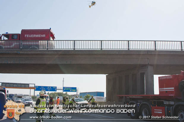 20170831 Pkw stürzt von Brücke auf die Autobahn A2 Höhe Knoten Guntramsdorf Foto: © Stefan Schneider BFK Baden 20170831 Pkw stürzt von Brücke auf die Autobahn A2 Höhe Knoten Guntramsdorf Foto: © Stefan Schneider BFK Baden
