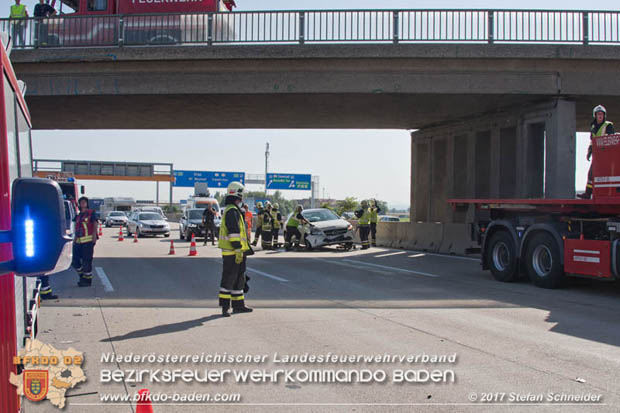 20170831 Pkw stürzt von Brücke auf die Autobahn A2 Höhe Knoten Guntramsdorf Foto: © Stefan Schneider BFK Baden 20170831 Pkw stürzt von Brücke auf die Autobahn A2 Höhe Knoten Guntramsdorf Foto: © Stefan Schneider BFK Baden