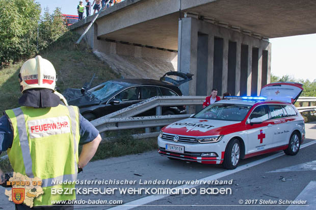 20170831 Pkw stürzt von Brücke auf die Autobahn A2 Höhe Knoten Guntramsdorf Foto: © Stefan Schneider BFK Baden 20170831 Pkw stürzt von Brücke auf die Autobahn A2 Höhe Knoten Guntramsdorf Foto: © Stefan Schneider BFK Baden