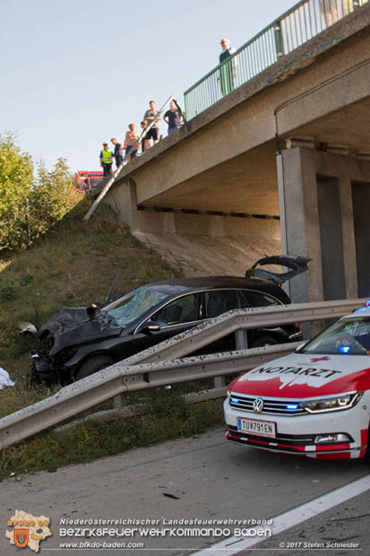 20170831 Pkw stürzt von Brücke auf die Autobahn A2 Höhe Knoten Guntramsdorf Foto: © Stefan Schneider BFK Baden 20170831 Pkw stürzt von Brücke auf die Autobahn A2 Höhe Knoten Guntramsdorf Foto: © Stefan Schneider BFK Baden