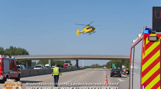 20170831 Pkw stürzt von Brücke auf die Autobahn A2 Höhe Knoten Guntramsdorf Foto: © Stefan Schneider BFK Baden 20170831 Pkw stürzt von Brücke auf die Autobahn A2 Höhe Knoten Guntramsdorf Foto: © Stefan Schneider BFK Baden