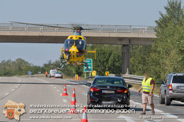 20170831 Pkw stürzt von Brücke auf die Autobahn A2 Höhe Knoten Guntramsdorf Foto: © Stefan Schneider BFK Baden 20170831 Pkw stürzt von Brücke auf die Autobahn A2 Höhe Knoten Guntramsdorf Foto: © Stefan Schneider BFK Baden