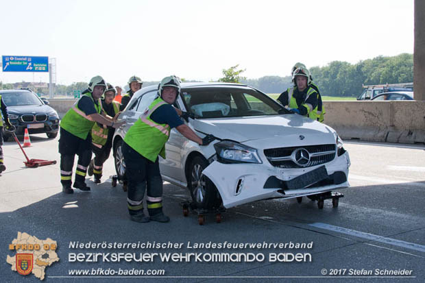 20170831 Pkw stürzt von Brücke auf die Autobahn A2 Höhe Knoten Guntramsdorf Foto: © Stefan Schneider BFK Baden 20170831 Pkw stürzt von Brücke auf die Autobahn A2 Höhe Knoten Guntramsdorf Foto: © Stefan Schneider BFK Baden