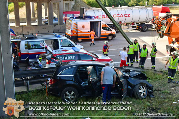 20170831 Pkw stürzt von Brücke auf die Autobahn A2 Höhe Knoten Guntramsdorf Foto: © Stefan Schneider BFK Baden 20170831 Pkw stürzt von Brücke auf die Autobahn A2 Höhe Knoten Guntramsdorf Foto: © Stefan Schneider BFK Baden