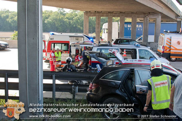 20170831 Pkw stürzt von Brücke auf die Autobahn A2 Höhe Knoten Guntramsdorf Foto: © Stefan Schneider BFK Baden 20170831 Pkw stürzt von Brücke auf die Autobahn A2 Höhe Knoten Guntramsdorf Foto: © Stefan Schneider BFK Baden