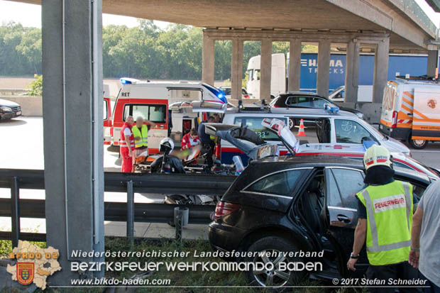 20170831 Pkw strzt von Brcke auf die Autobahn A2 Hhe Knoten Guntramsdorf  Foto:  Stefan Schneider BFK Baden