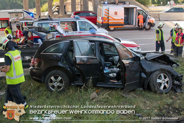 20170831 Pkw stürzt von Brücke auf die Autobahn A2 Höhe Knoten Guntramsdorf Foto: © Stefan Schneider BFK Baden 20170831 Pkw stürzt von Brücke auf die Autobahn A2 Höhe Knoten Guntramsdorf Foto: © Stefan Schneider BFK Baden
