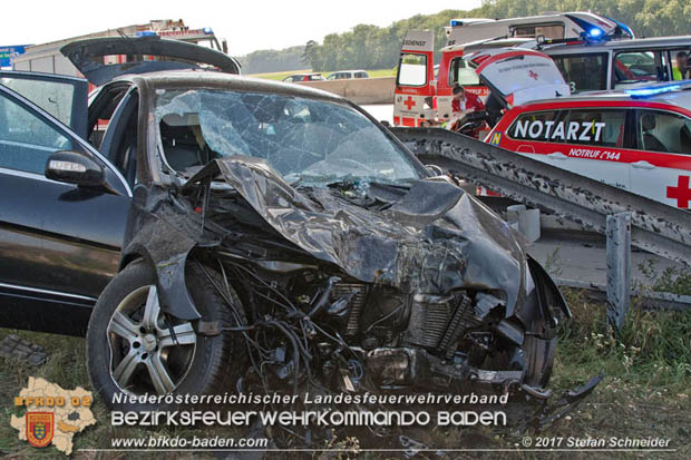 20170831 Pkw stürzt von Brücke auf die Autobahn A2 Höhe Knoten Guntramsdorf Foto: © Stefan Schneider BFK Baden 20170831 Pkw stürzt von Brücke auf die Autobahn A2 Höhe Knoten Guntramsdorf Foto: © Stefan Schneider BFK Baden