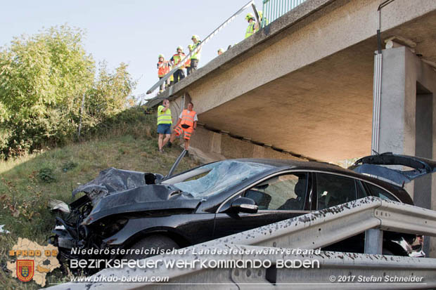 20170831 Pkw stürzt von Brücke auf die Autobahn A2 Höhe Knoten Guntramsdorf Foto: © Stefan Schneider BFK Baden 20170831 Pkw stürzt von Brücke auf die Autobahn A2 Höhe Knoten Guntramsdorf Foto: © Stefan Schneider BFK Baden