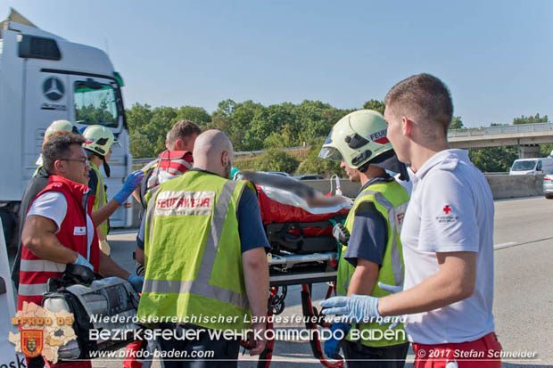 20170831 Pkw stürzt von Brücke auf die Autobahn A2 Höhe Knoten Guntramsdorf Foto: © Stefan Schneider BFK Baden 20170831 Pkw stürzt von Brücke auf die Autobahn A2 Höhe Knoten Guntramsdorf Foto: © Stefan Schneider BFK Baden